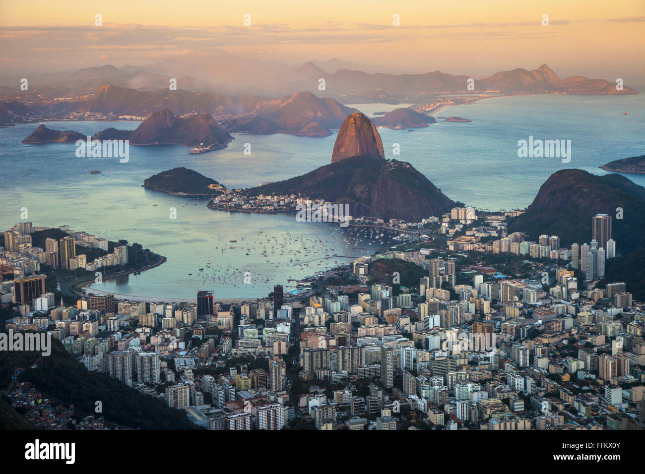 Zuckerhut. Pao de Azucar und Botafogo Bezirk. Rio De Janeiro. Brazilien Stockfoto