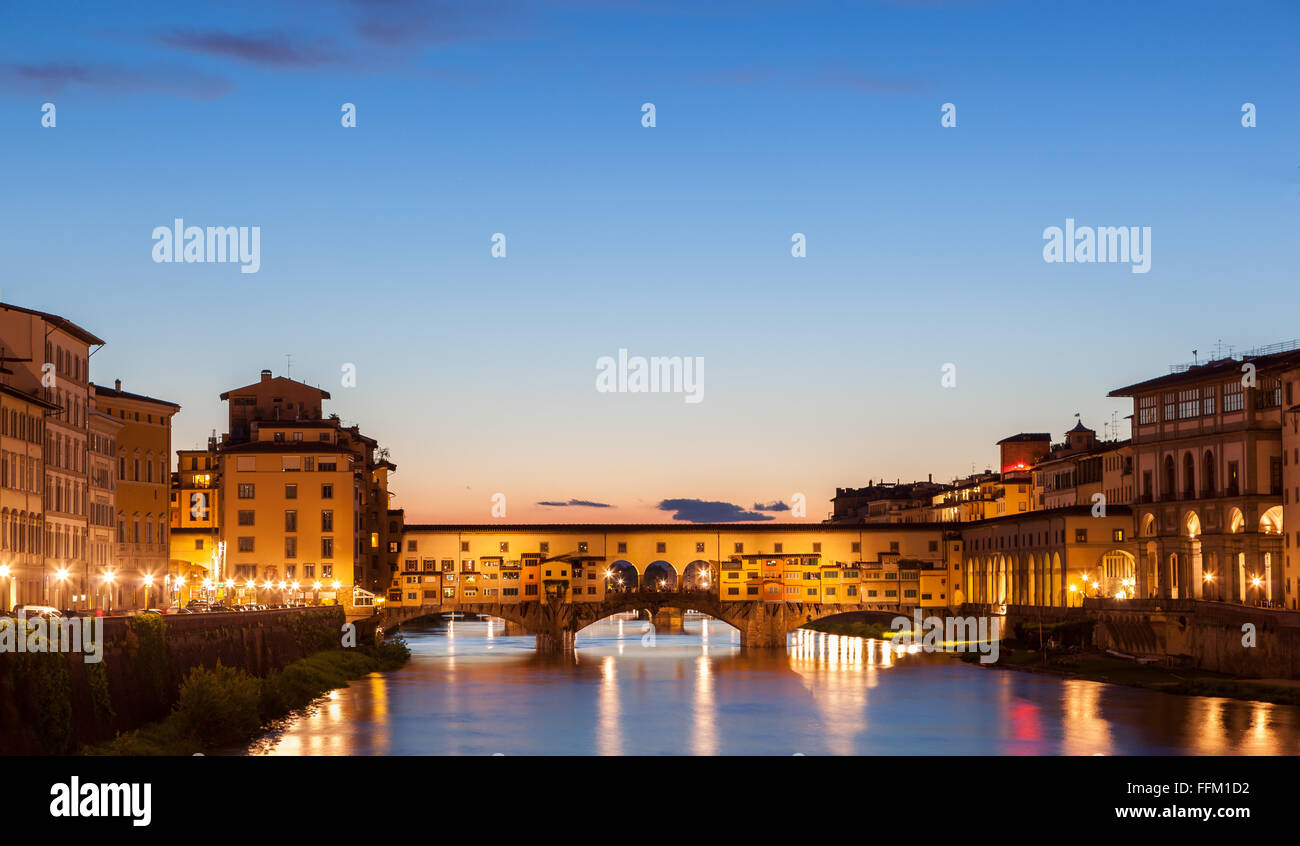 Die Ponte Vecchio ist eine mittelalterliche Brücke über den Arno in Florenz, Italien Stockfoto