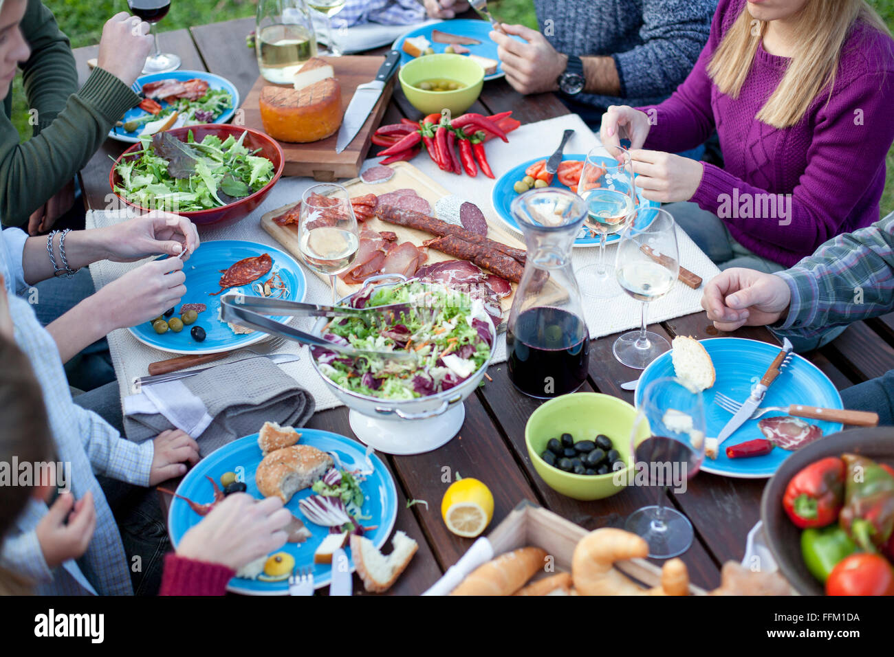 Gruppe von Freunden auf Gartenpartys feiern Stockfoto