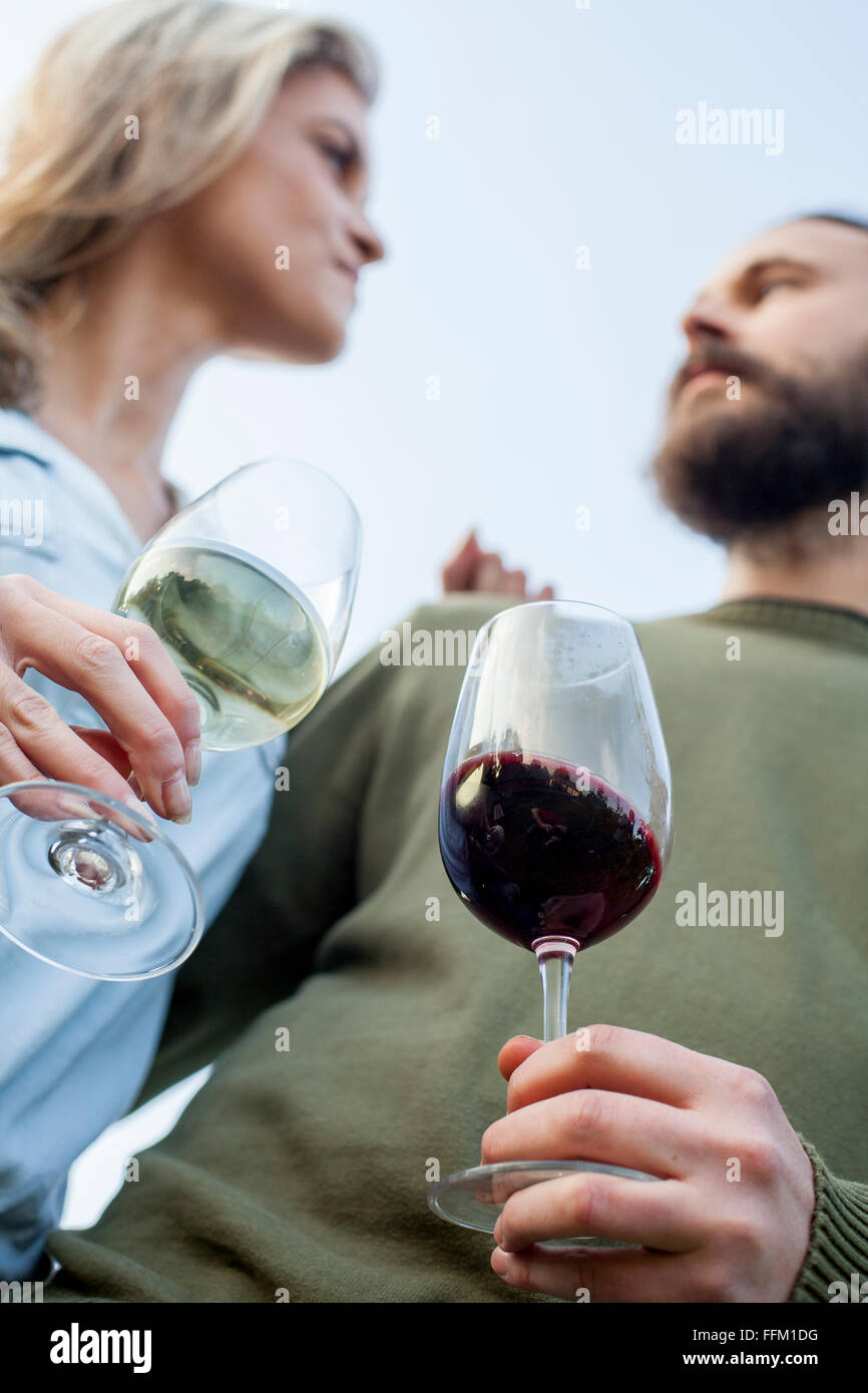 Heterosexuelles Paar Weintrinken in Gartenparty Stockfoto