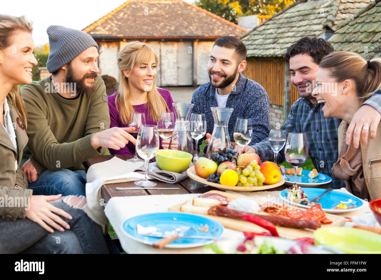 Gruppe von Freunden trinken Wein auf Gartenparty Stockfoto