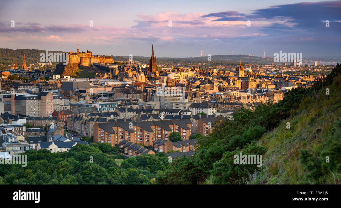 Edinburgh Castle und Panorama Blick auf die Stadt von oben von der Arthur-Sitz. Stockfoto