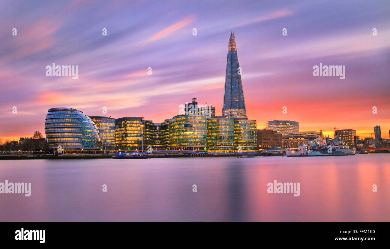 Ein Blick in Richtung City Hall, The Shard und andere Gebäude zusammen mit der Themse, London, UK. Stockfoto
