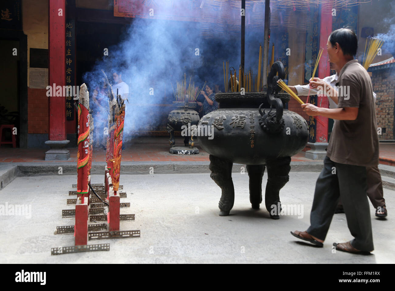 Weihrauch erfüllte buddhistischen Tempel in Ho-Chi-Minh-Stadt Stockfoto