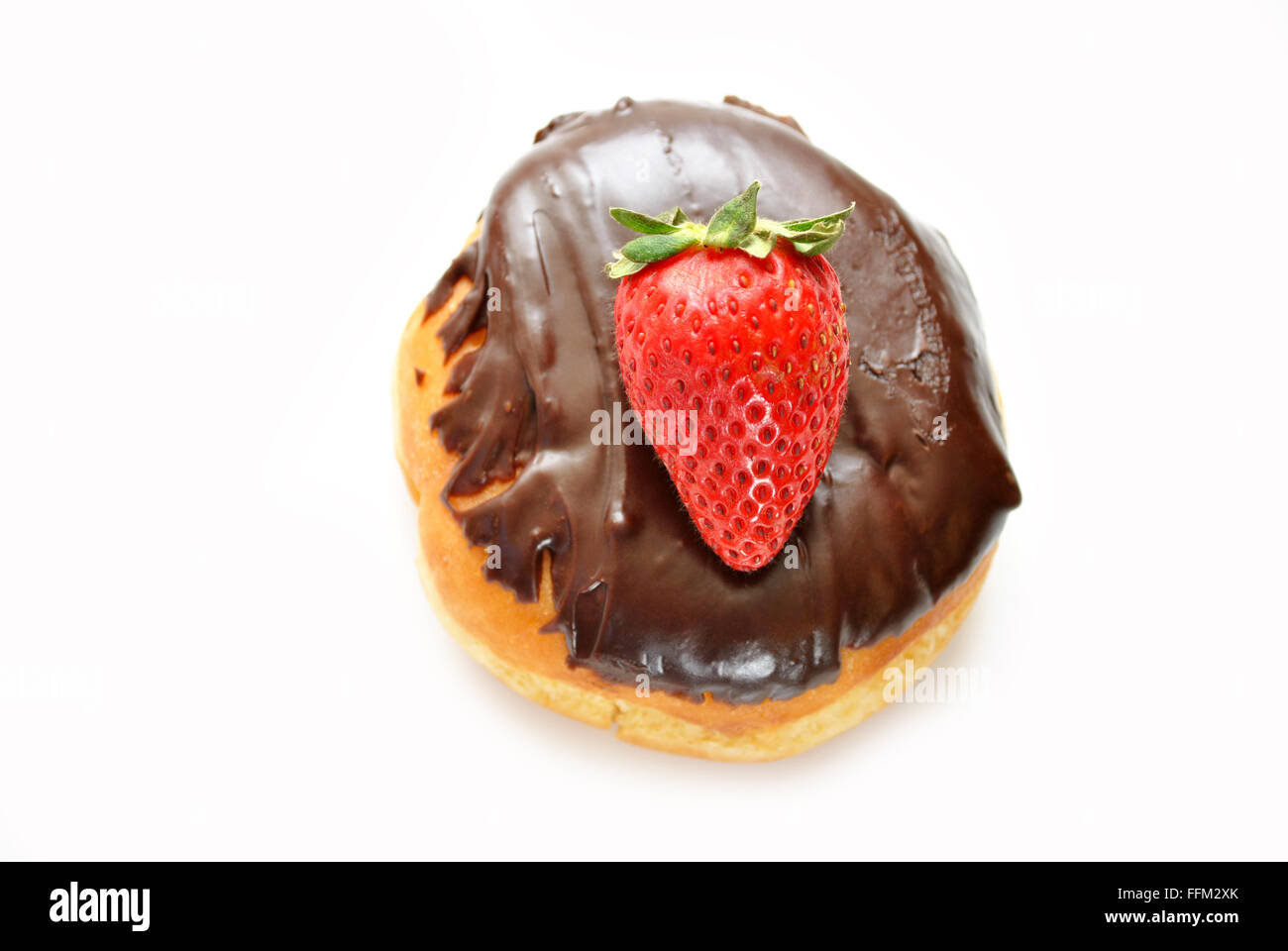 Mit einer ganzen frischen Erdbeere Schokolade überdachten Donut Stockfoto