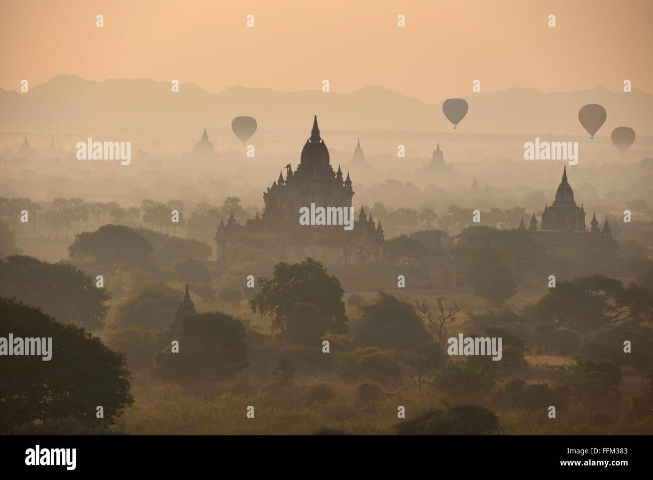 Ballons fliegen über die Tempel von Bagan, Myanmar bei Sonnenaufgang Stockfoto