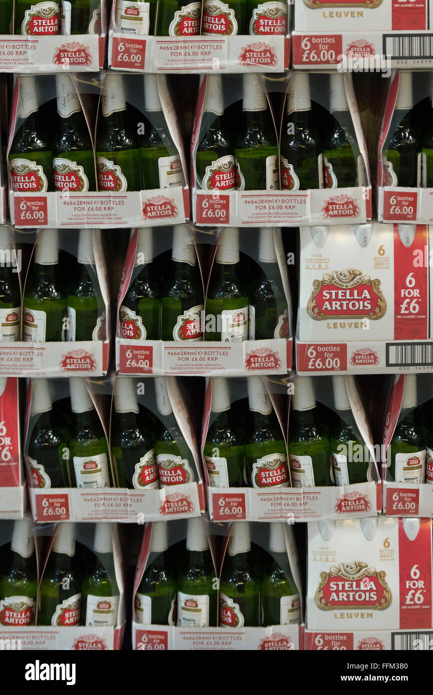Stella Artois Bierflaschen in Kisten gestapelt. Stockfoto