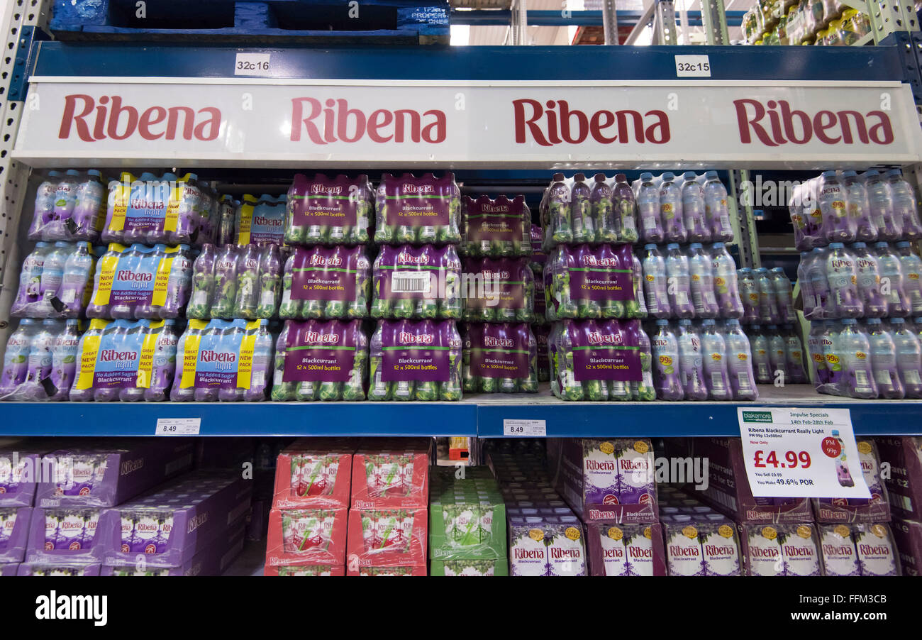 Boxen von zuckerhaltigen Softdrink Ribena in ein Lager Lager. Stockfoto