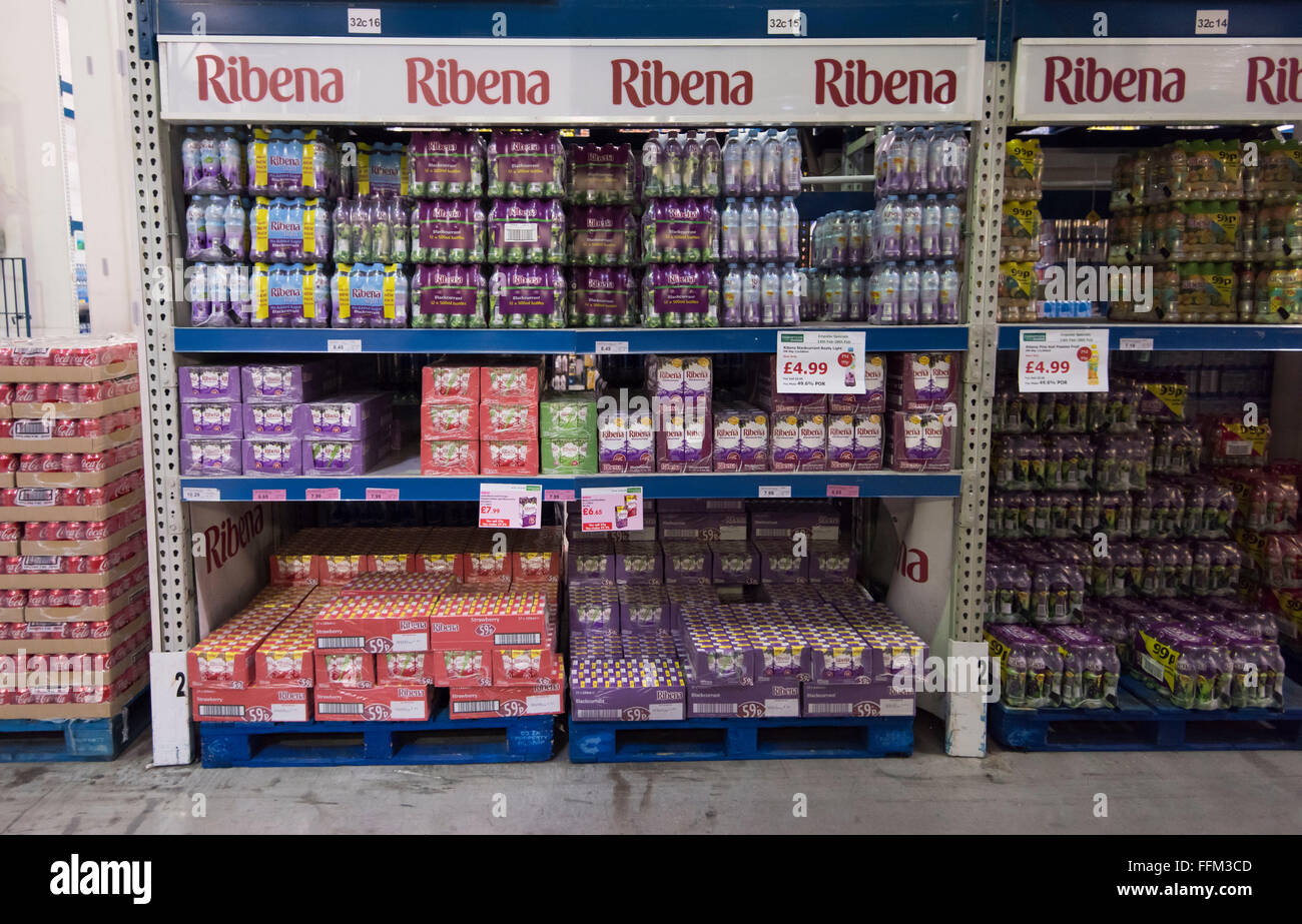 Boxen von zuckerhaltigen Softdrink Ribena in ein Lager Lager. Stockfoto