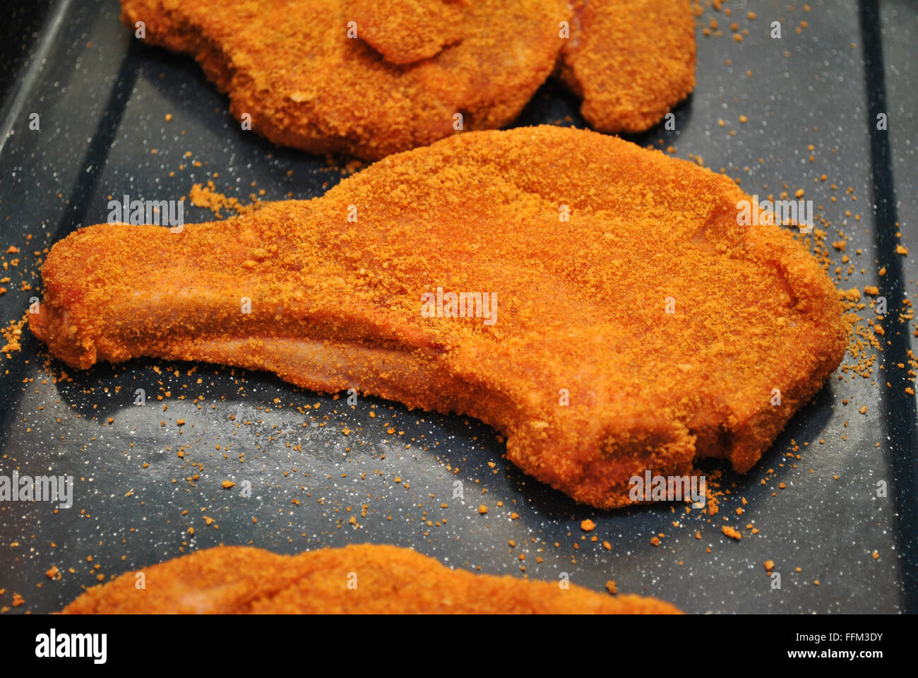 Rohe panierte Schweinekoteletts in einer Pfanne Stockfoto