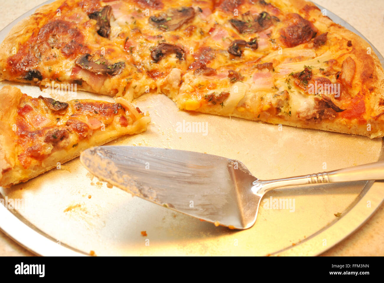 Würzige Pizza Pie serviert Stockfoto