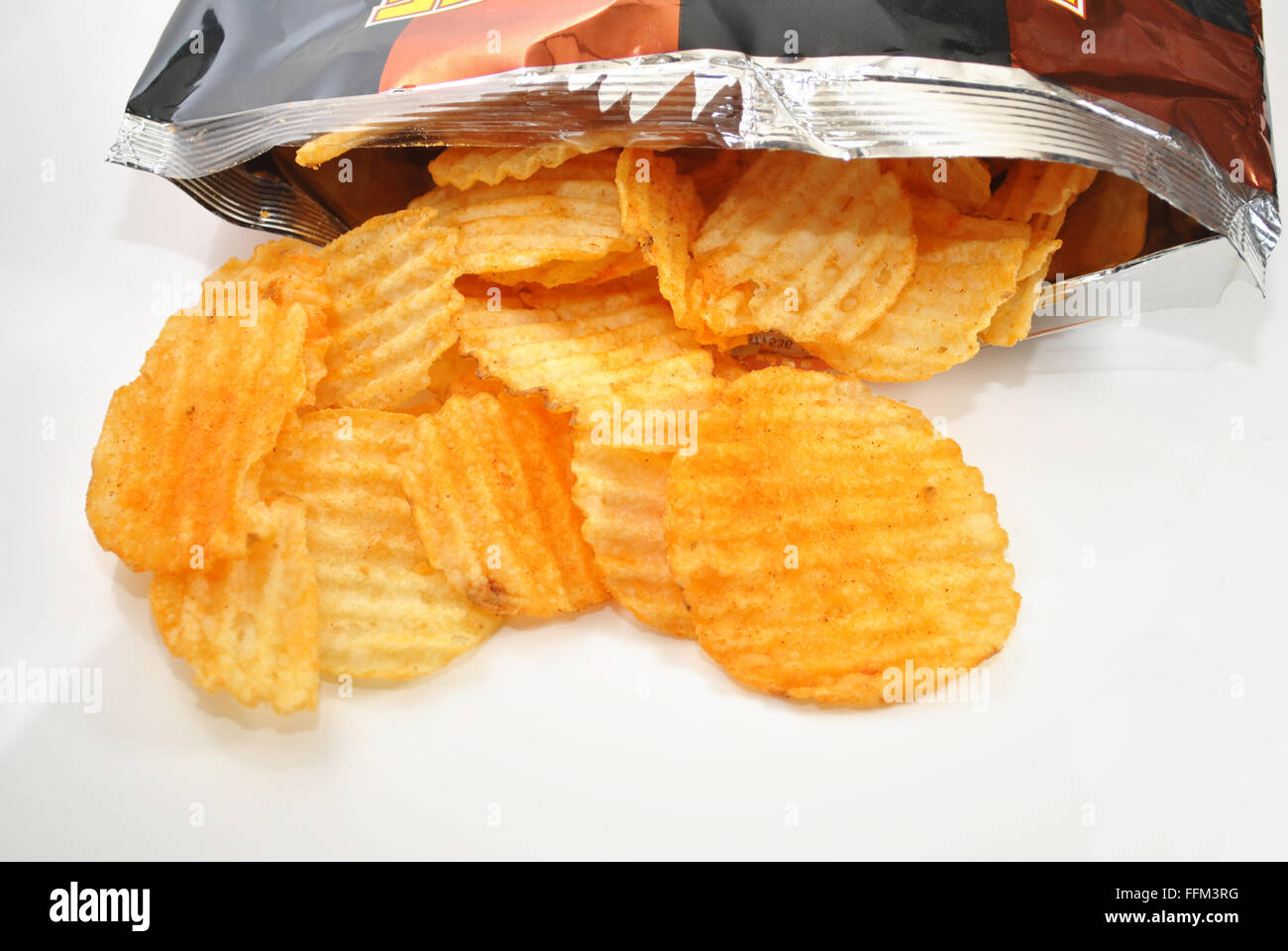 Beutel mit heiße würzige Chips verschütten Out Stockfoto