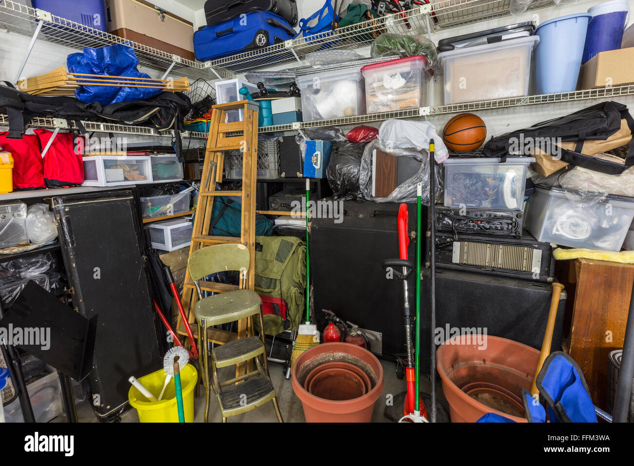 Sehr chaotisch Garage mit Werkzeug, Spielzeug, Musik Sport und Gartenarbeit Artikel. Stockfoto