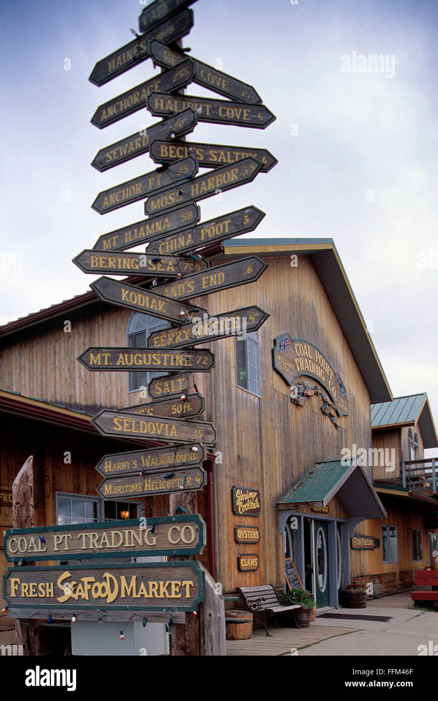 Homer Spit, Alaska, USA - Kohle Punkt Trading Company und Wegweiser auf einen Wegweiser, Kenai-Halbinsel Stockfoto