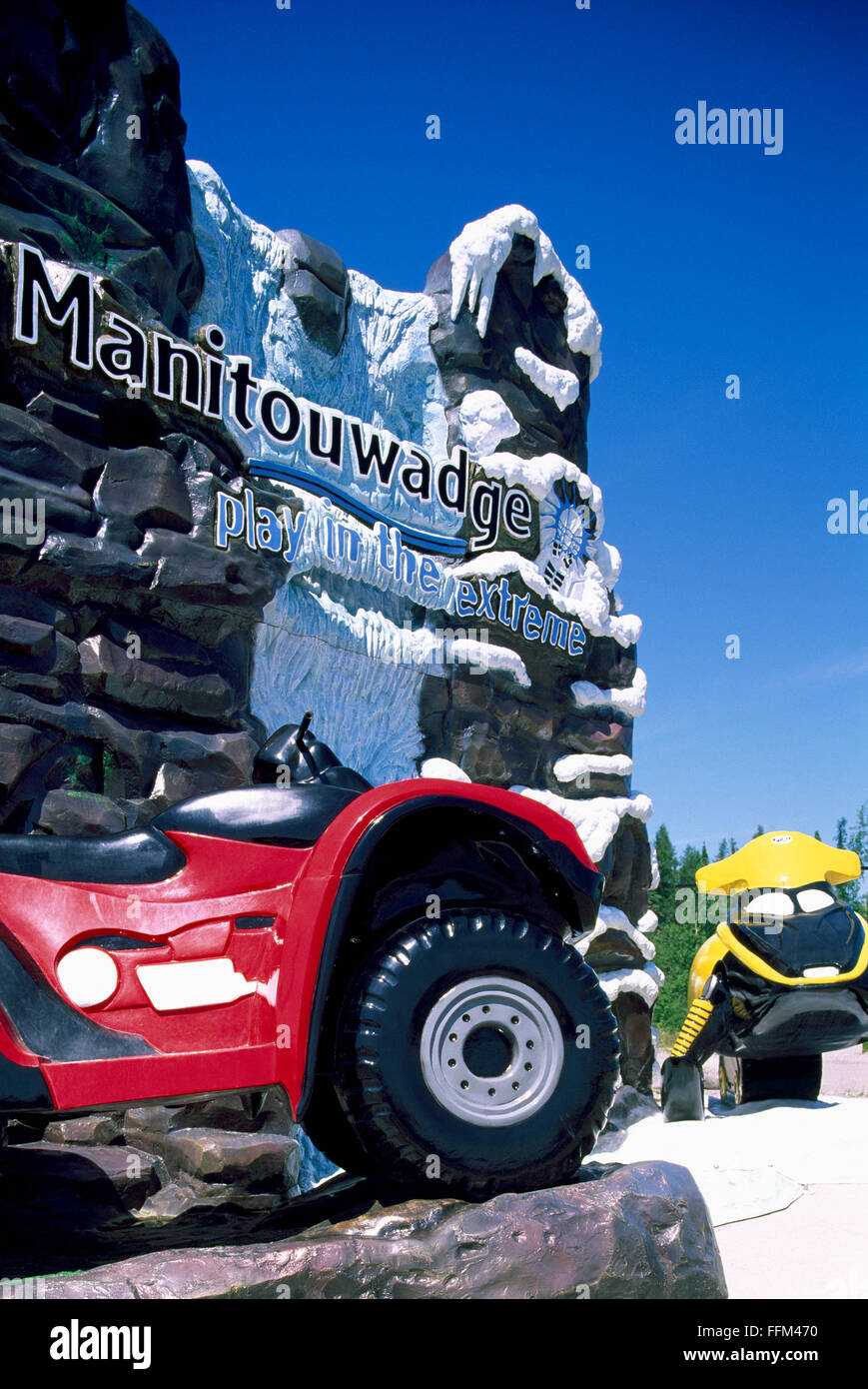 Willkommen Sie Schild nach Stadt Manitouwadge, Ontario, Kanada - ATV und Skidoo präsentieren lokale Sommer und Winter-Freizeitaktivitäten Stockfoto