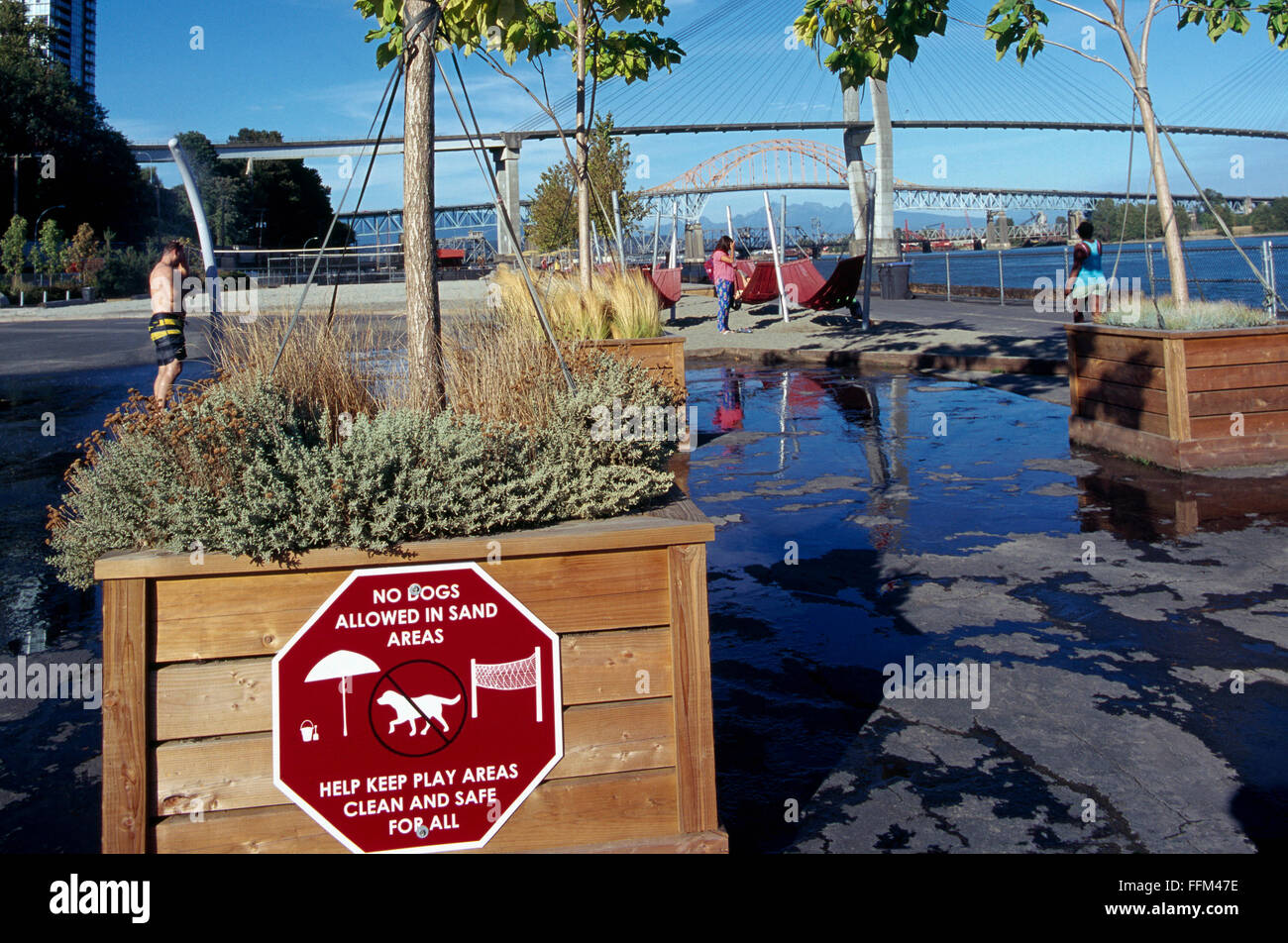 Westminster Pier Park am Fraser River, New Westminster, British Columbia, Kanada, Wasserpark für Kinder, keine Hunde erlaubt Zeichen Stockfoto