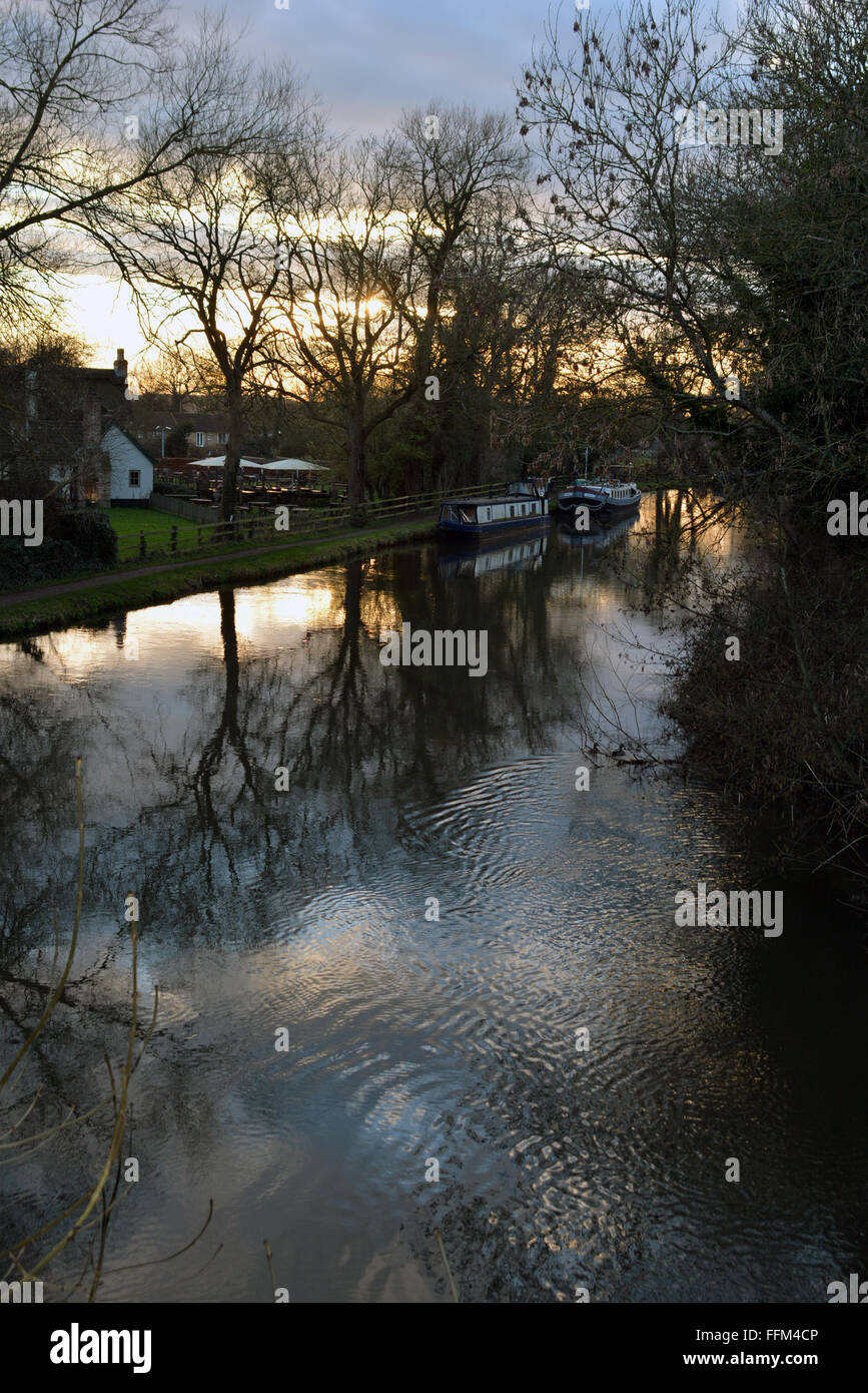 Canal fließt mit einem wunderschönen Sonnenuntergang hinter dem schlauen Mann, Burghfield, Reading, Berkshire, UK. Charles Dye / Alamy Live News Stockfoto
