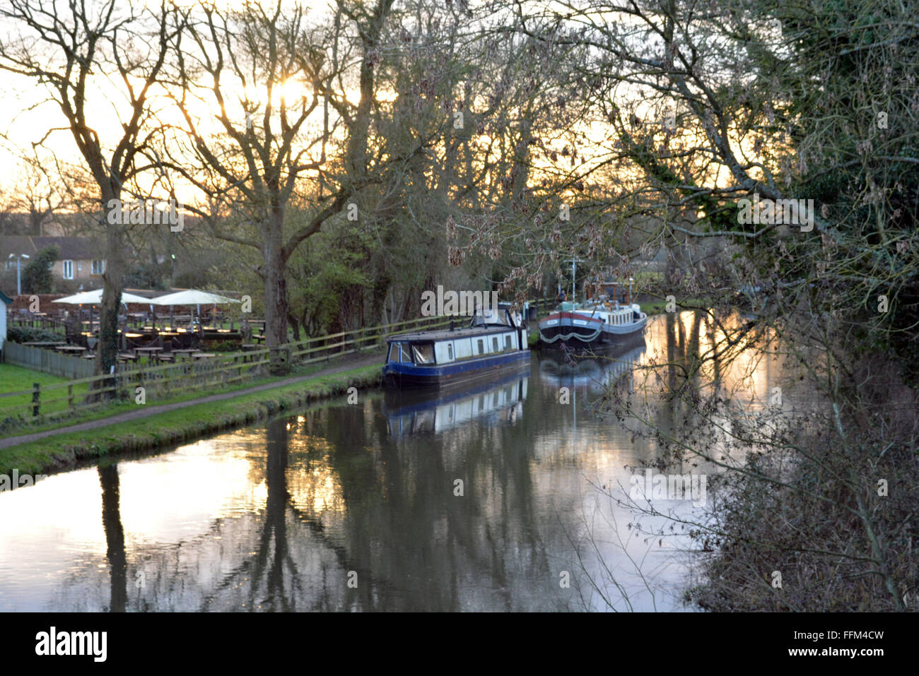 Canal fließt mit einem wunderschönen Sonnenuntergang hinter dem schlauen Mann, Burghfield, Reading, Berkshire, UK. Charles Dye / Alamy Live News Stockfoto