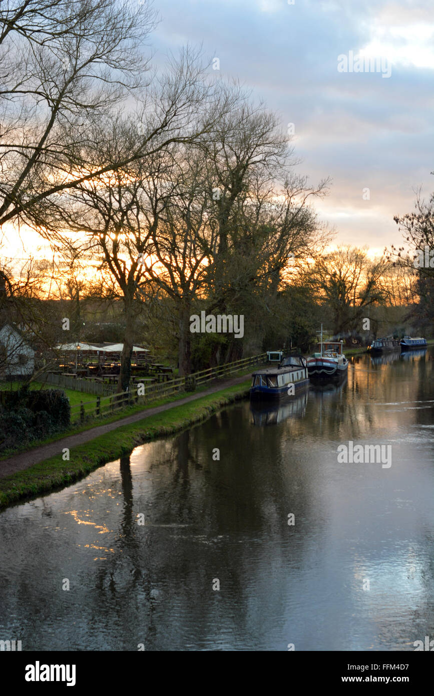 Canal fließt mit einem wunderschönen Sonnenuntergang hinter dem schlauen Mann, Burghfield, Reading, Berkshire, UK. Charles Dye / Alamy Live News Stockfoto