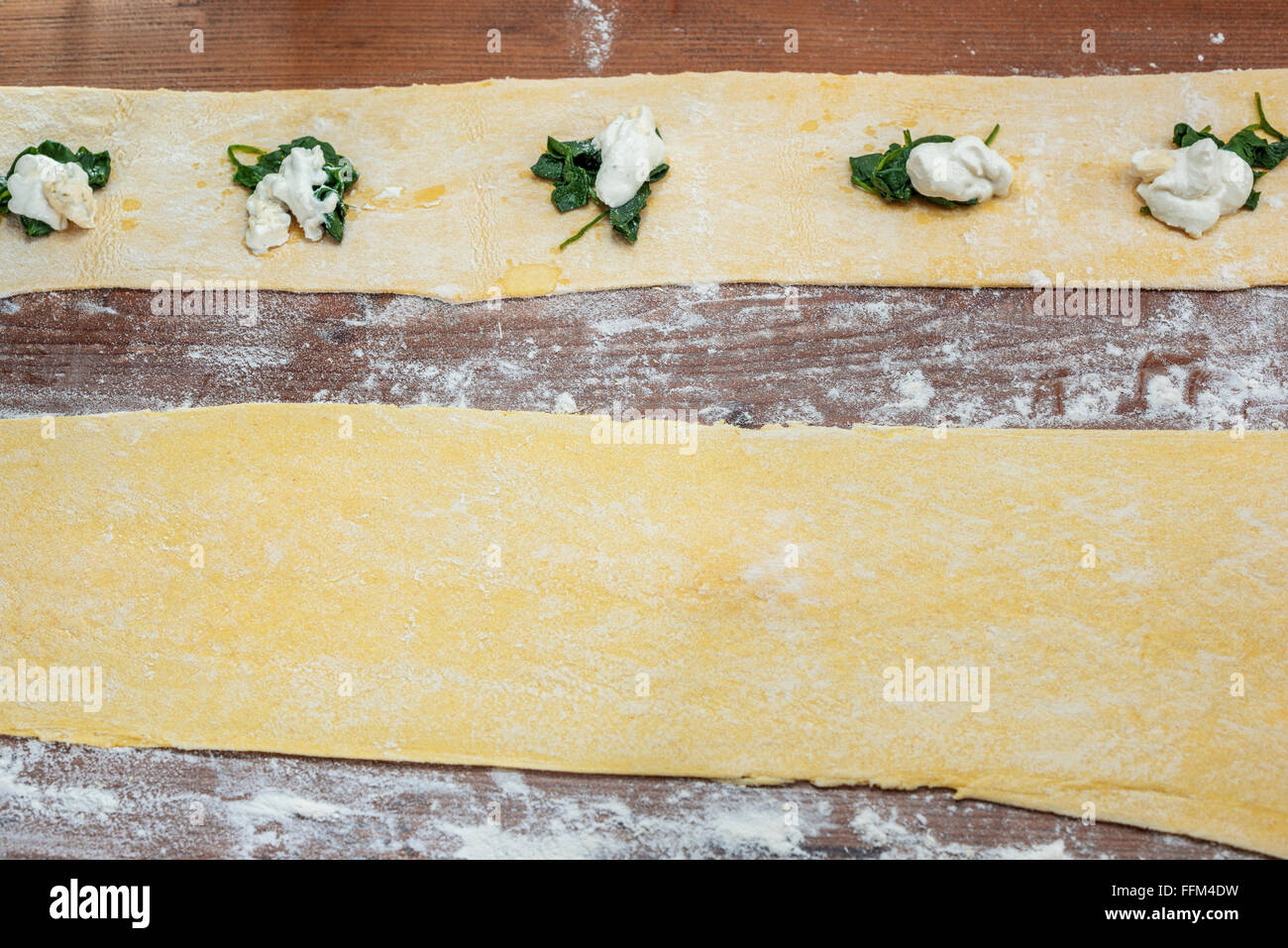 Hand-Küche-Spinat-Ricotta-Cotta Teig Stempel Ravioli Stempel Käse Frischkäse Eier von Oliv schneiden Ravioli Pasta von hand gefertigt Stockfoto