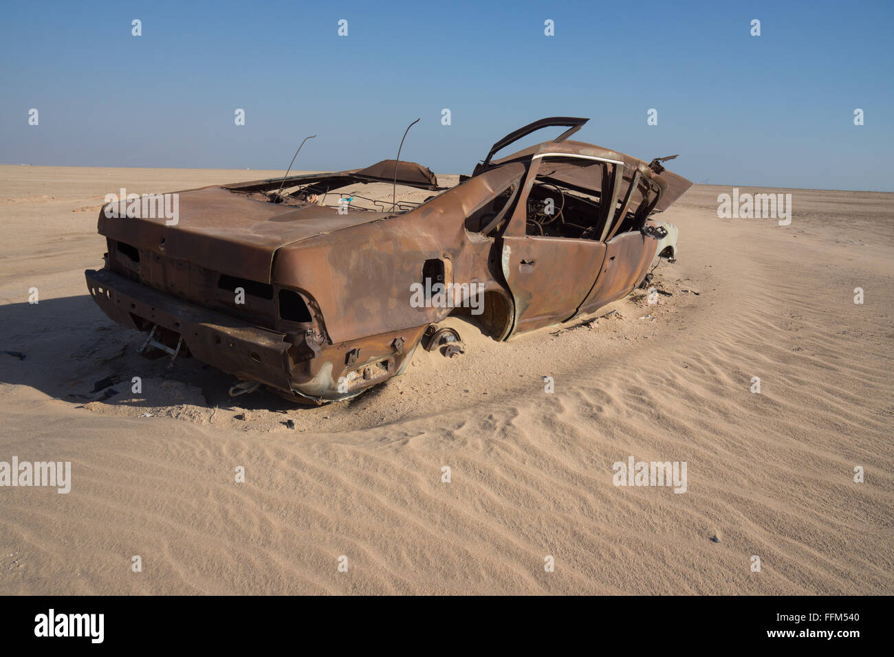 Ein abgestürztes Auto in der Wüste ausgebrannt. Stockfoto