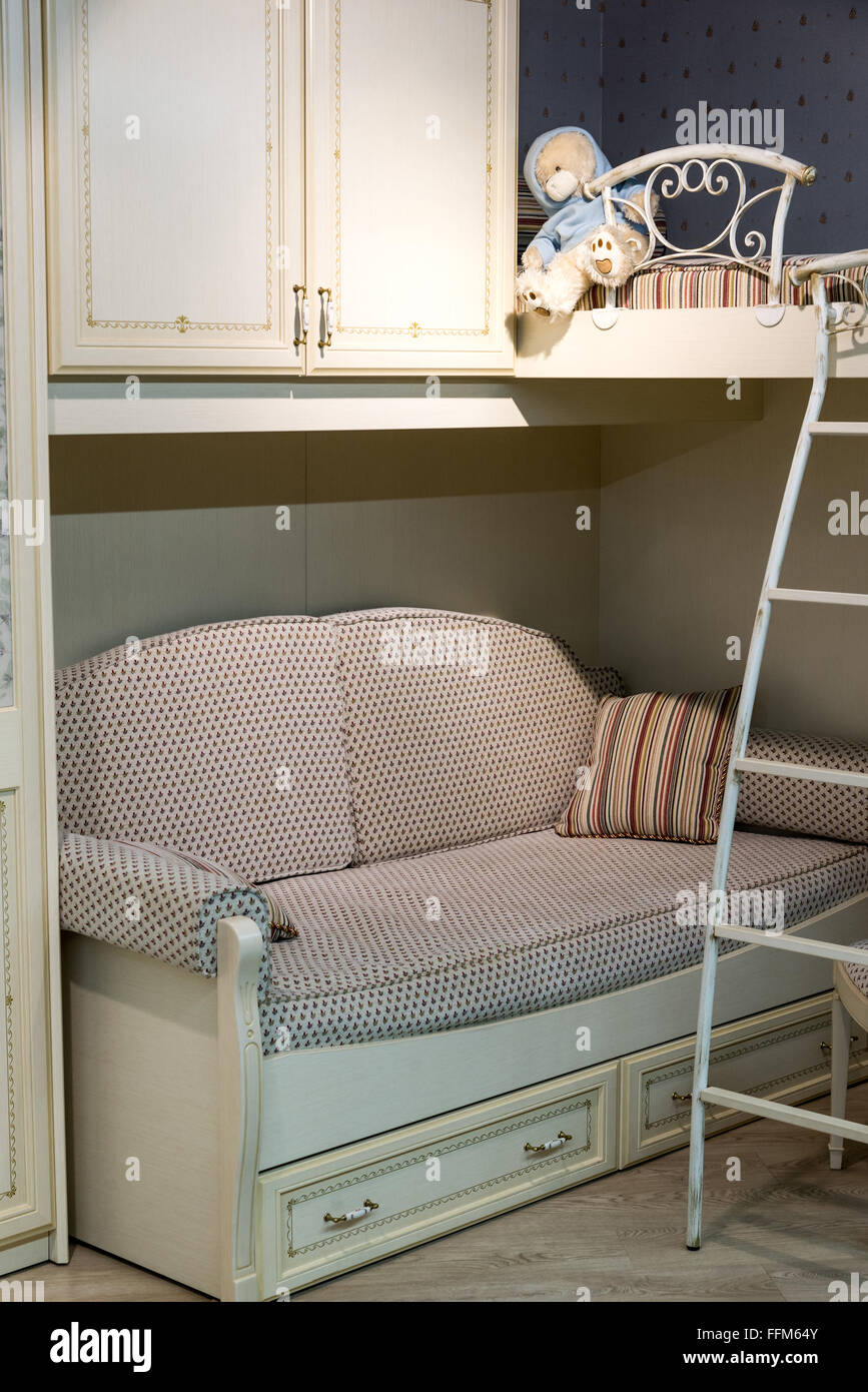Innenbereich gemütliches Kinderzimmer in Beige Farbe Stockfoto
