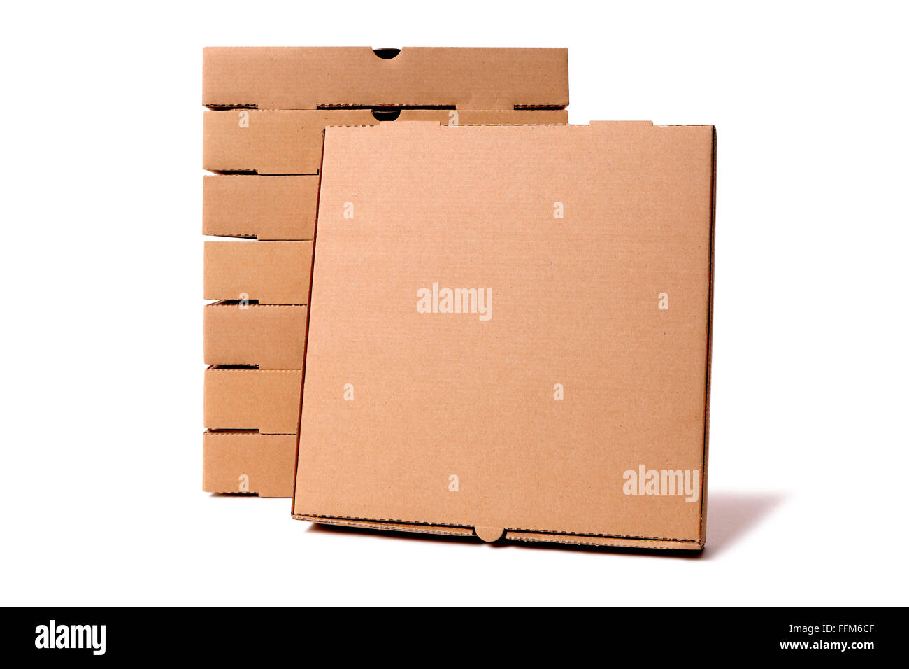 Stapel von schlicht braun Pizza-Kartons mit einem gerichteten Frontbox für Anzeige oder Werbung. Stockfoto
