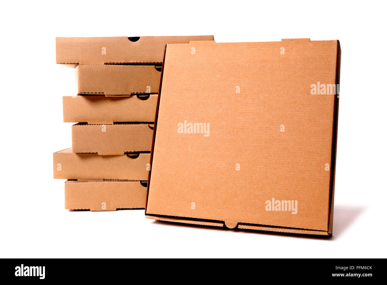 Stapel von schlicht braun Pizza-Kartons mit einem gerichteten Frontbox für Anzeige oder Werbung.  Isoliert auf einem weißen Hintergrund. Stockfoto