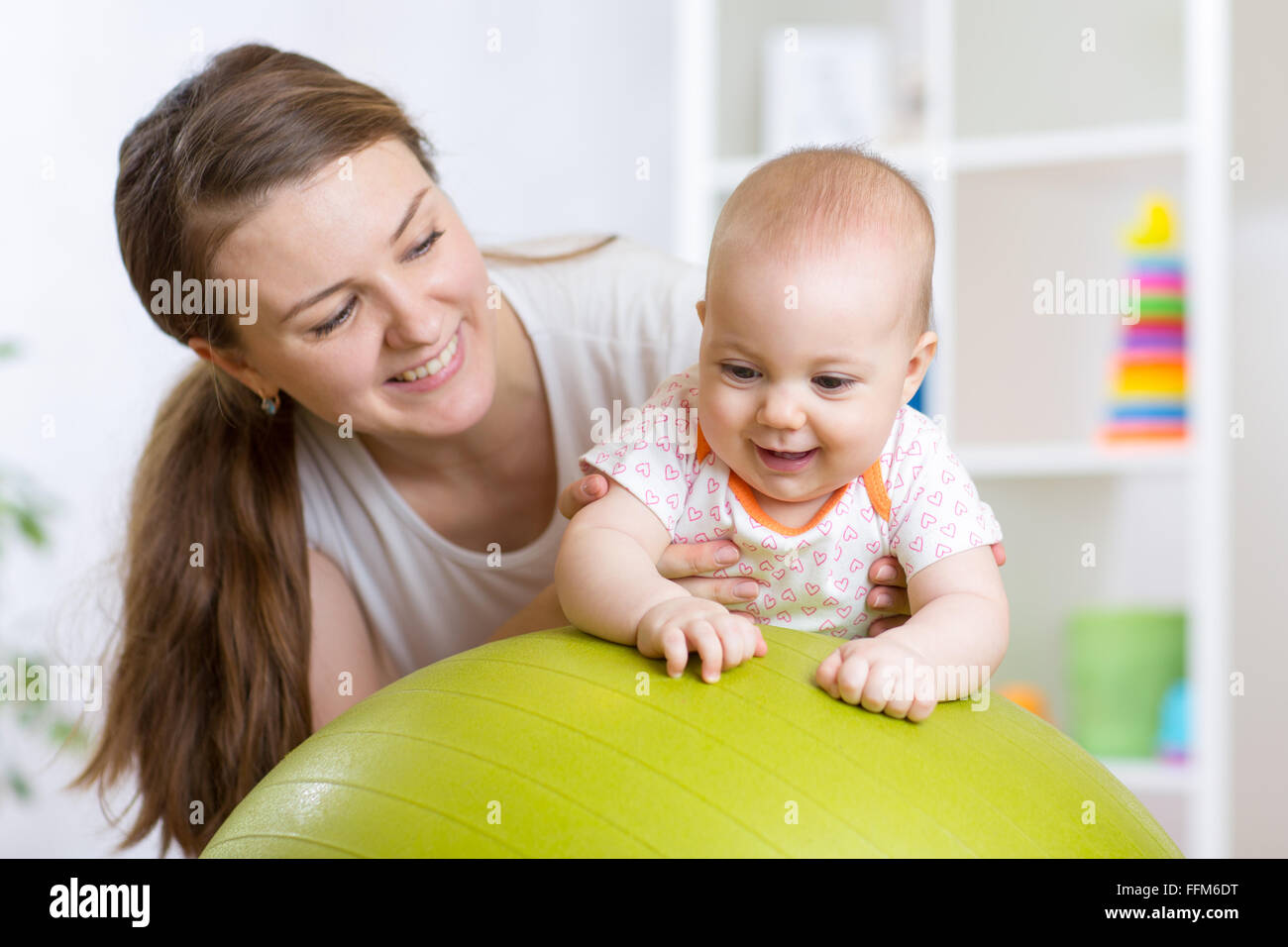Kind und Mutter mit Fitness-ball Stockfoto
