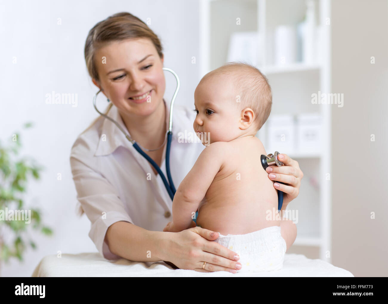 Arzt hört Baby Herz mit Stethoskop Stockfoto