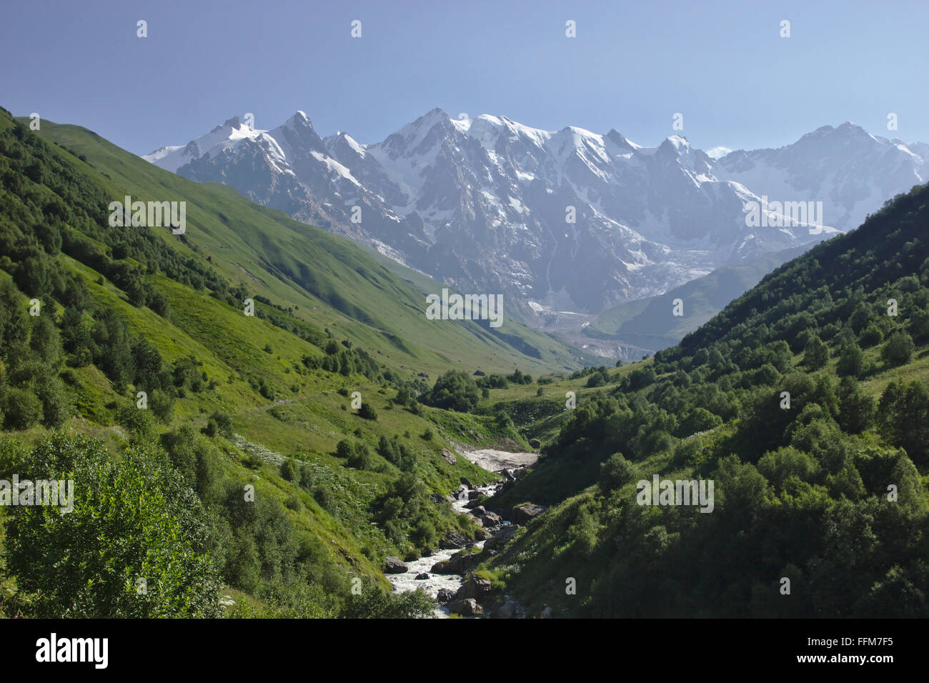 Die Berge Dzhangi Tau, Shota Rustaveli und Schchara, in der Nähe von Khalde, Kala, Mestia-Ushguli-Trek, obere Swanetien, Georgia Stockfoto