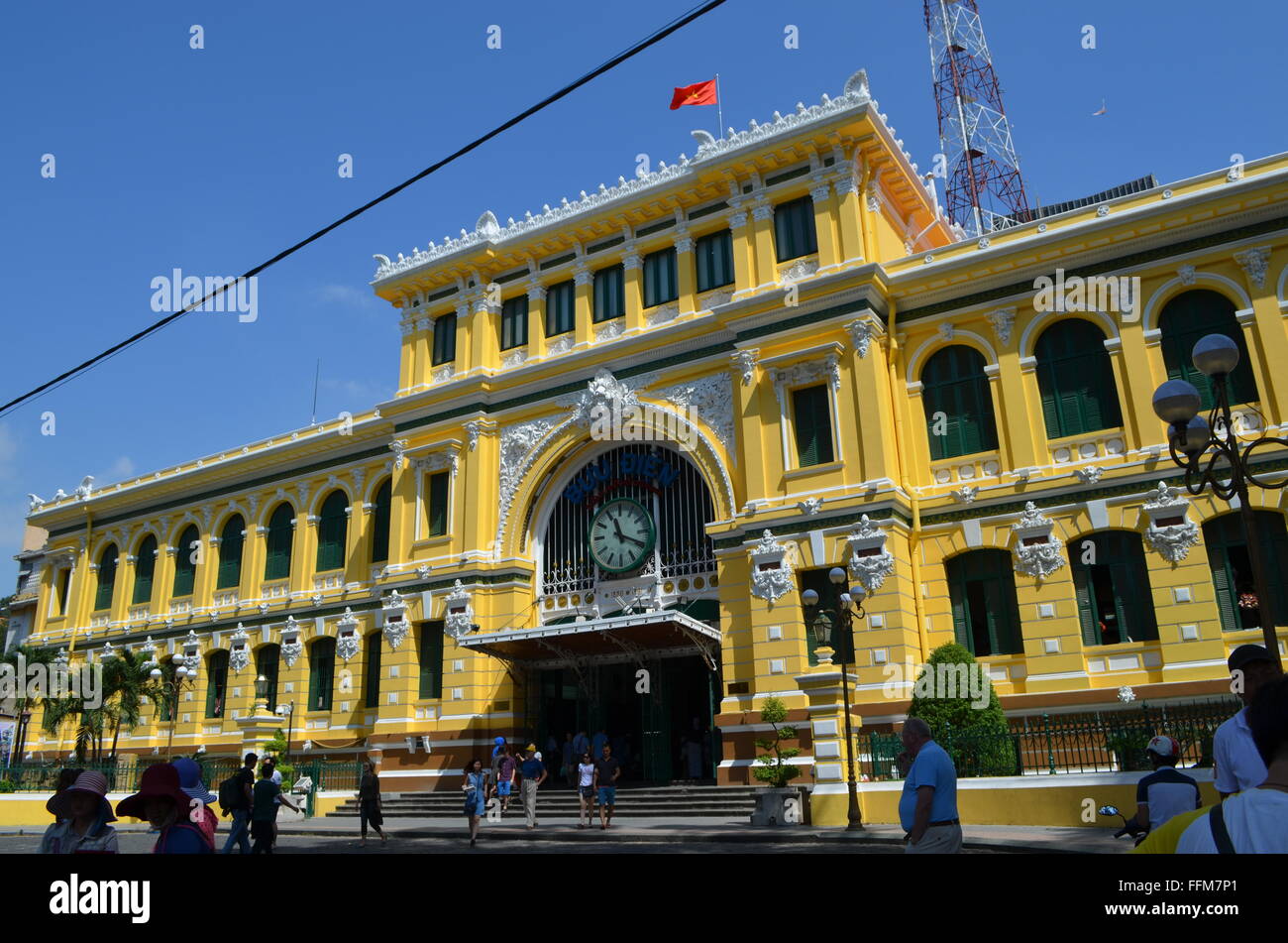 Saigon, Vietnam das Postamt in der Nähe der Kathedrale eine wichtige touristische Attraktion. Im Inneren ist eine Karte mit "Saigon 1892' Stockfoto