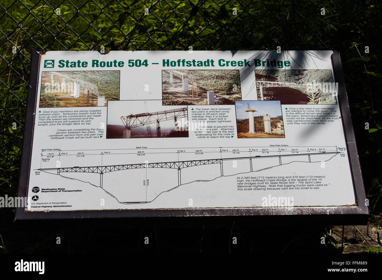 Unterzeichnen Sie, erklären den Bau der Hofstadt Creek Bridge auf dem Spirit Lake Highway Stockfoto