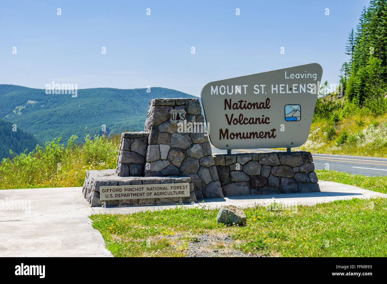 Steinigen Sie Monument und Zeichen am Ausgang des Mount St. Helens National Volcanic Monument Stockfoto