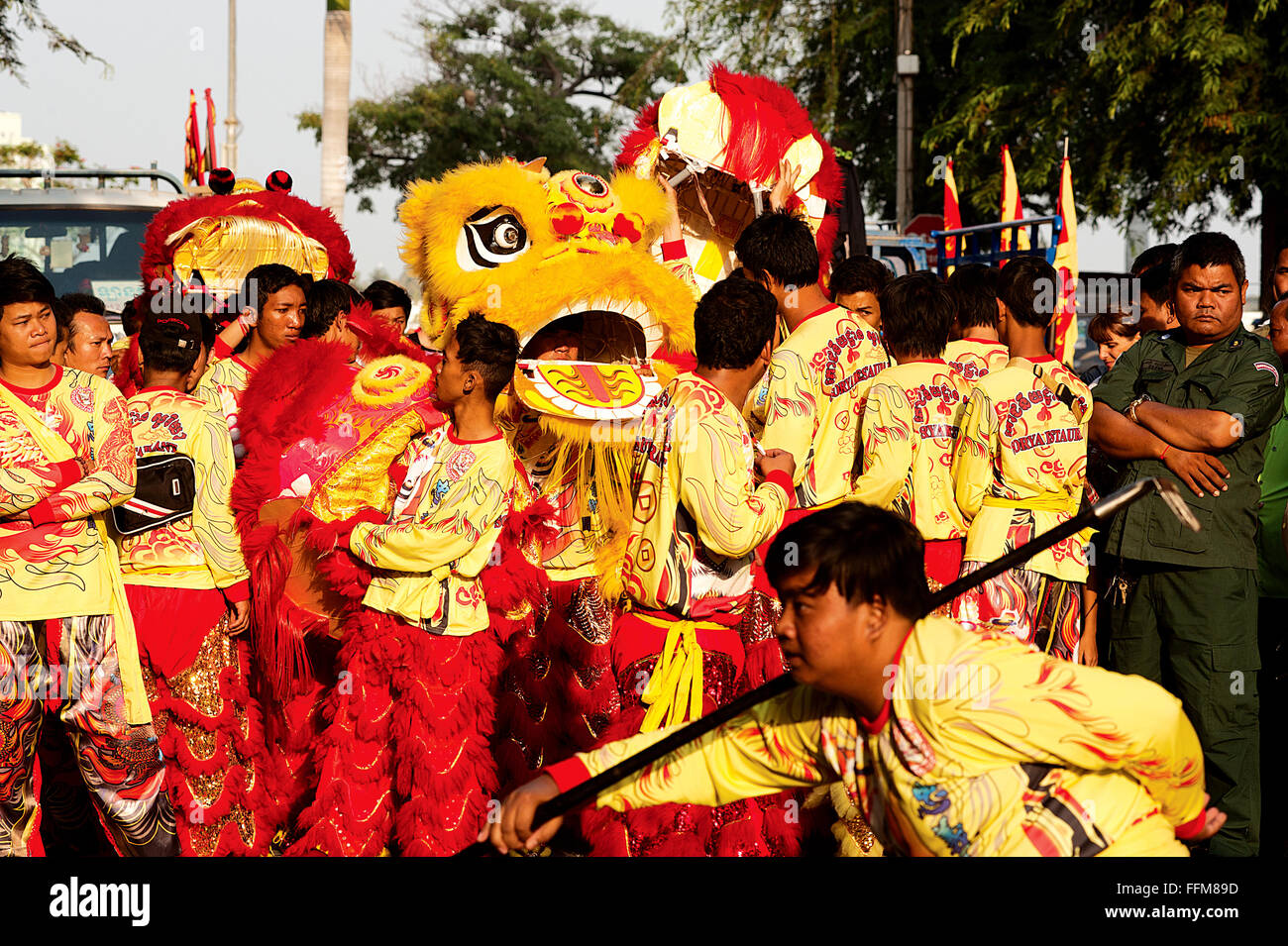 Phnom Penh feiert "Jahr des Affen" w / Lion Tanz in das chinesische Neujahrsfest. Kredit: Kraig Lieb Stockfoto