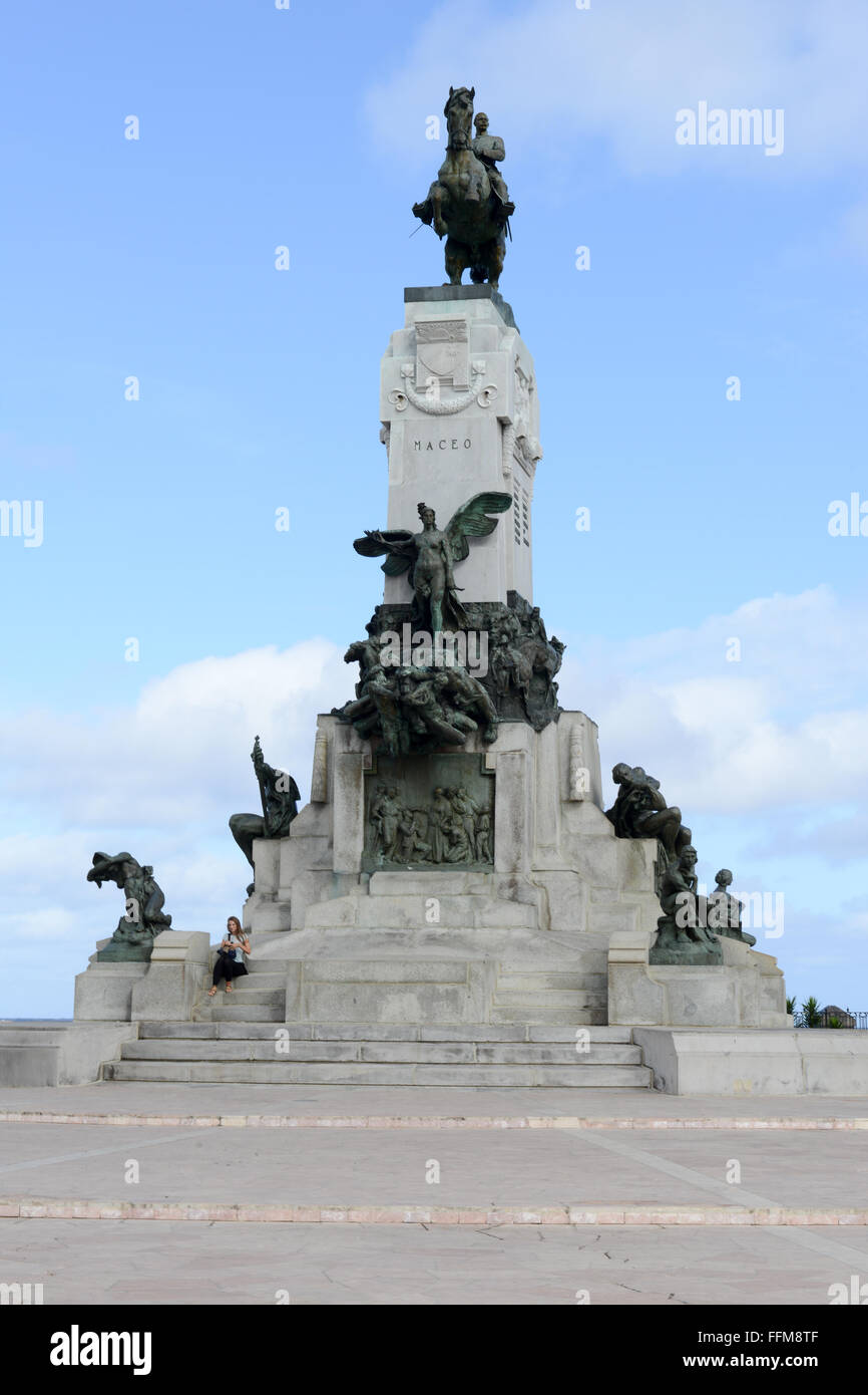 La Habana, Cuba - 6. Januar 2016: Mädchen sitzen am Denkmal für General Antonio Maceo am Malecon in Havanna, Kuba Stockfoto