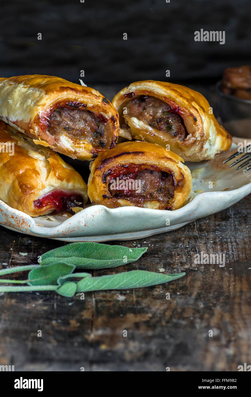 Hausgemachte Wurst Brötchen mit Kastanien, Cranberry-Sauce und Salbei ...
