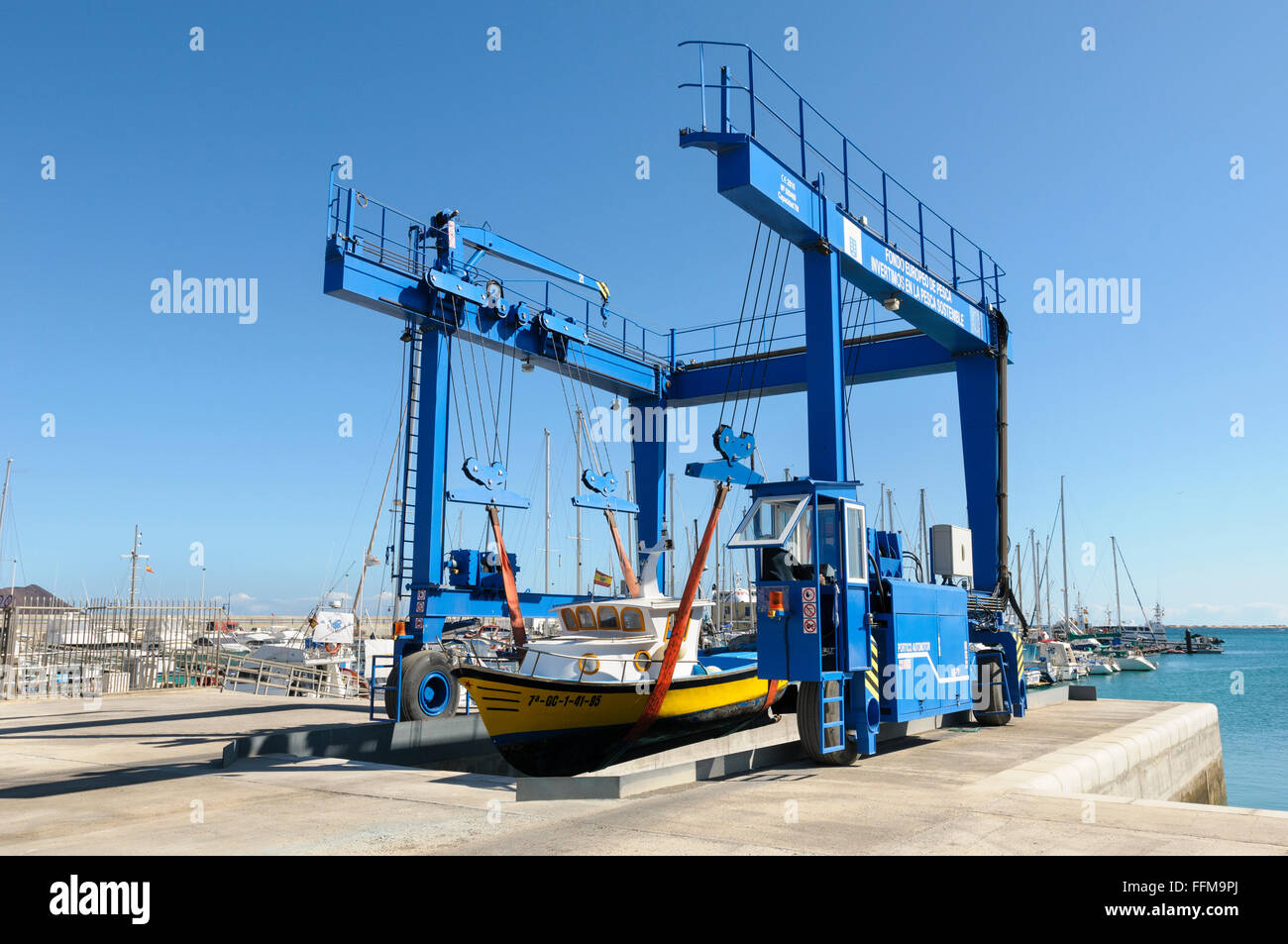 Mobile Werft Portalkran bewegt ein Motorboot an Land, Corralejo Marina, Fuerteventura, Kanarische Inseln, Spanien Stockfoto