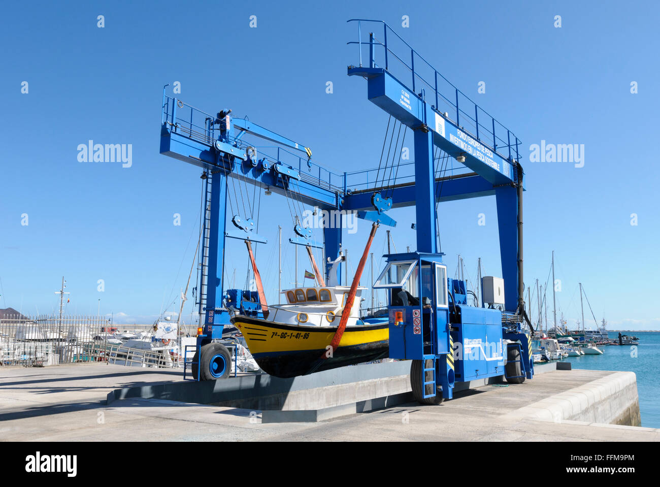 Mobile Werft Portalkran bewegt ein Motorboot an Land, Corralejo Marina, Fuerteventura, Kanarische Inseln, Spanien Stockfoto