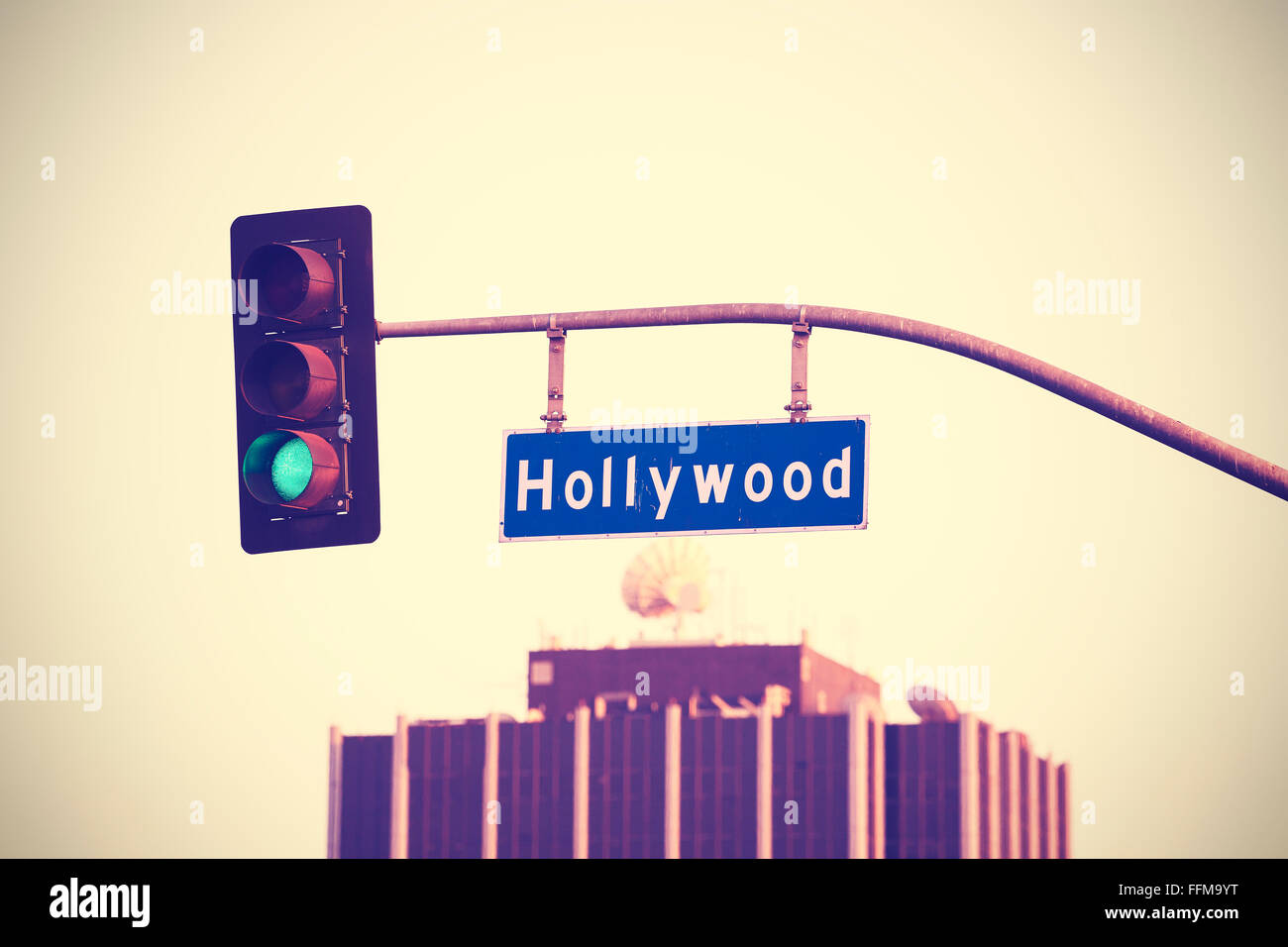 Vintage getönten Hollywood Straßenschild und Ampeln, Los Angeles, USA. Stockfoto