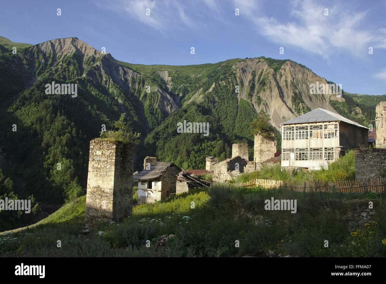 Verteidigung Türme in das Dorf Adishi, Mestia Ushguli Trek, oberen Swaneti, Georgien Stockfoto