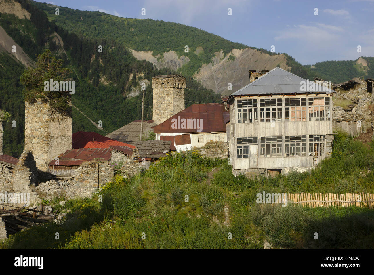 Verteidigung Türme in das Dorf Adishi, Mestia Ushguli Trek, oberen Swaneti, Georgien Stockfoto