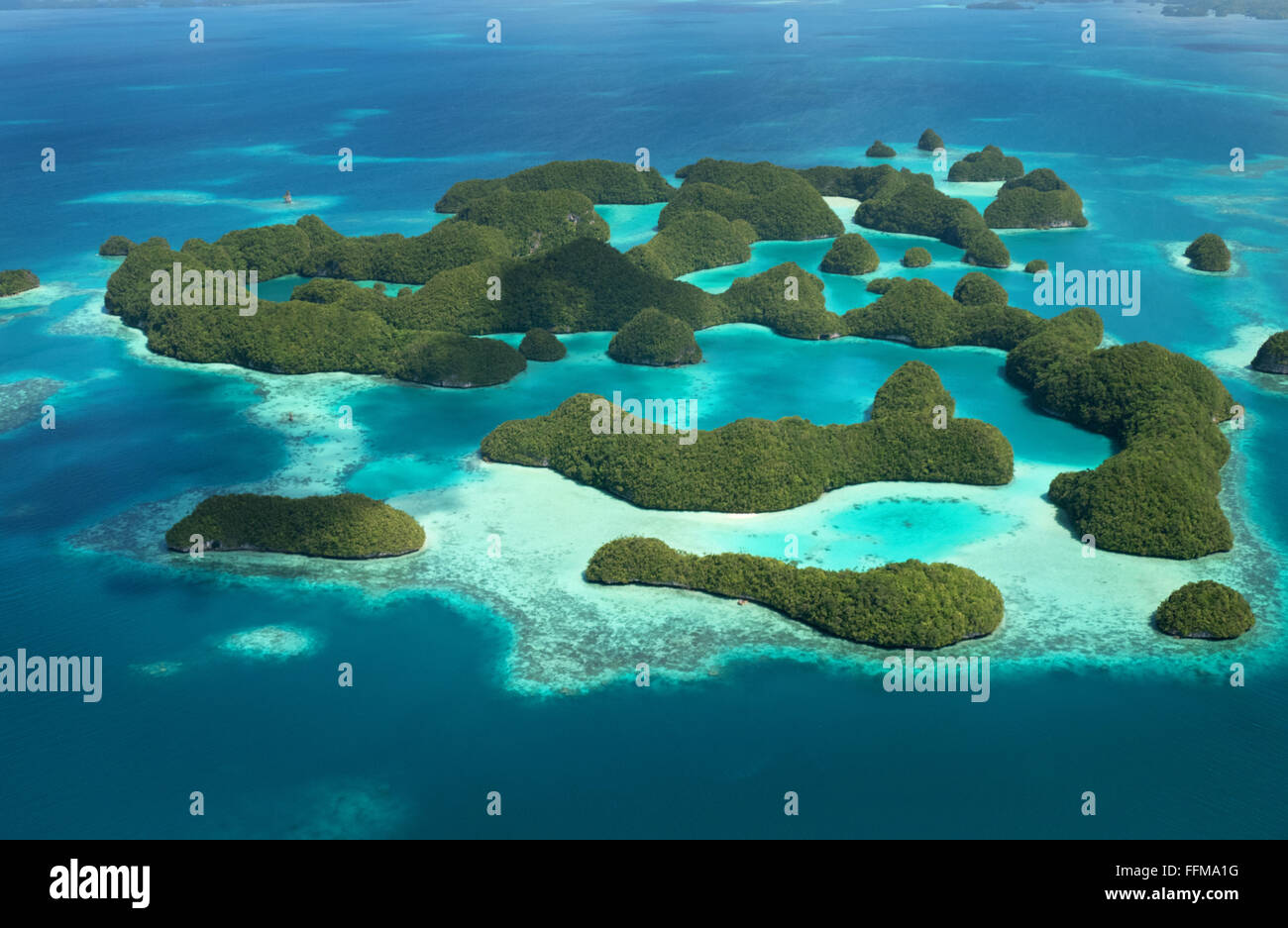 Luftaufnahme der Felseninseln in Palau, Mikronesien, Ozeanien, Pazifischer Ozean. UNESCO-Weltkulturerbe vom Himmel aus gesehen auf dem Flugzeug während des Fluges Stockfoto