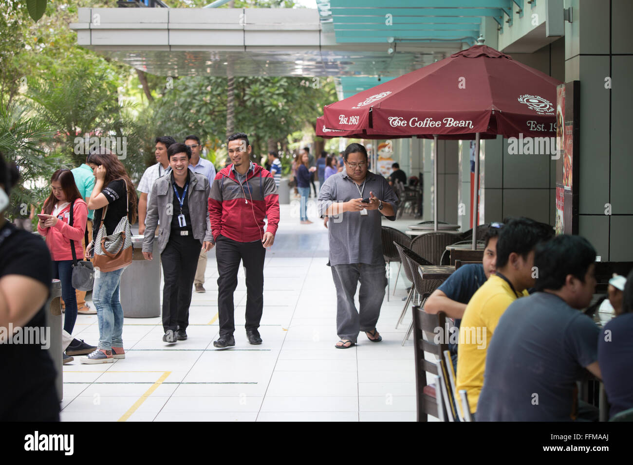 Cebu IT Park, Cebu City, Philippinen, 16/02/2016.The, Wachstum der Callcenter Branche innerhalb der Philippinen sorgt für ein stetigen Strom von Jobs für lokale Filipinos.A besonderer Vorteil ist ihre Fähigkeit kontinuierlichem, fließend English.Other Job Sektoren zu sprechen, wie & Getränk, Einzelhandel, Bau, Wartung & Lebensmitteltransport haben beträchtliches Wachstum zur Unterstützung der Call-Center gesehen. Stockfoto