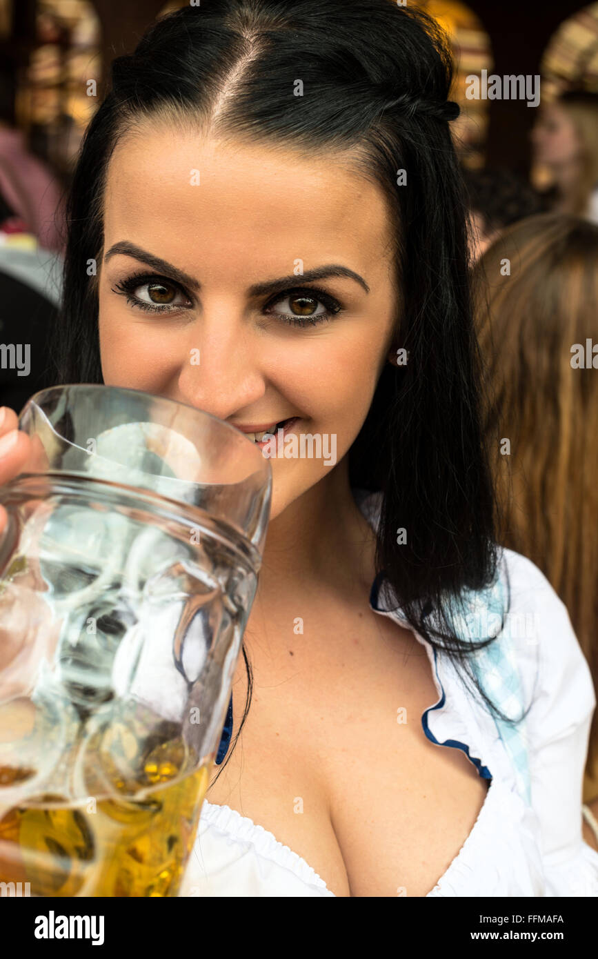 Mädchen trinken Bier auf dem Oktoberfest Stockfoto