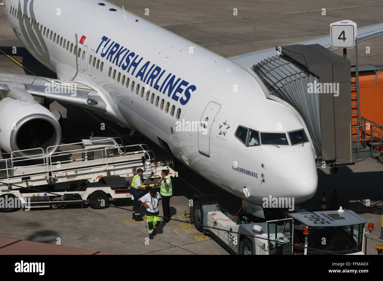 TÜRKISCHE 737 LADEN AM GATE TERMINAL FLUGHAFEN Stockfoto