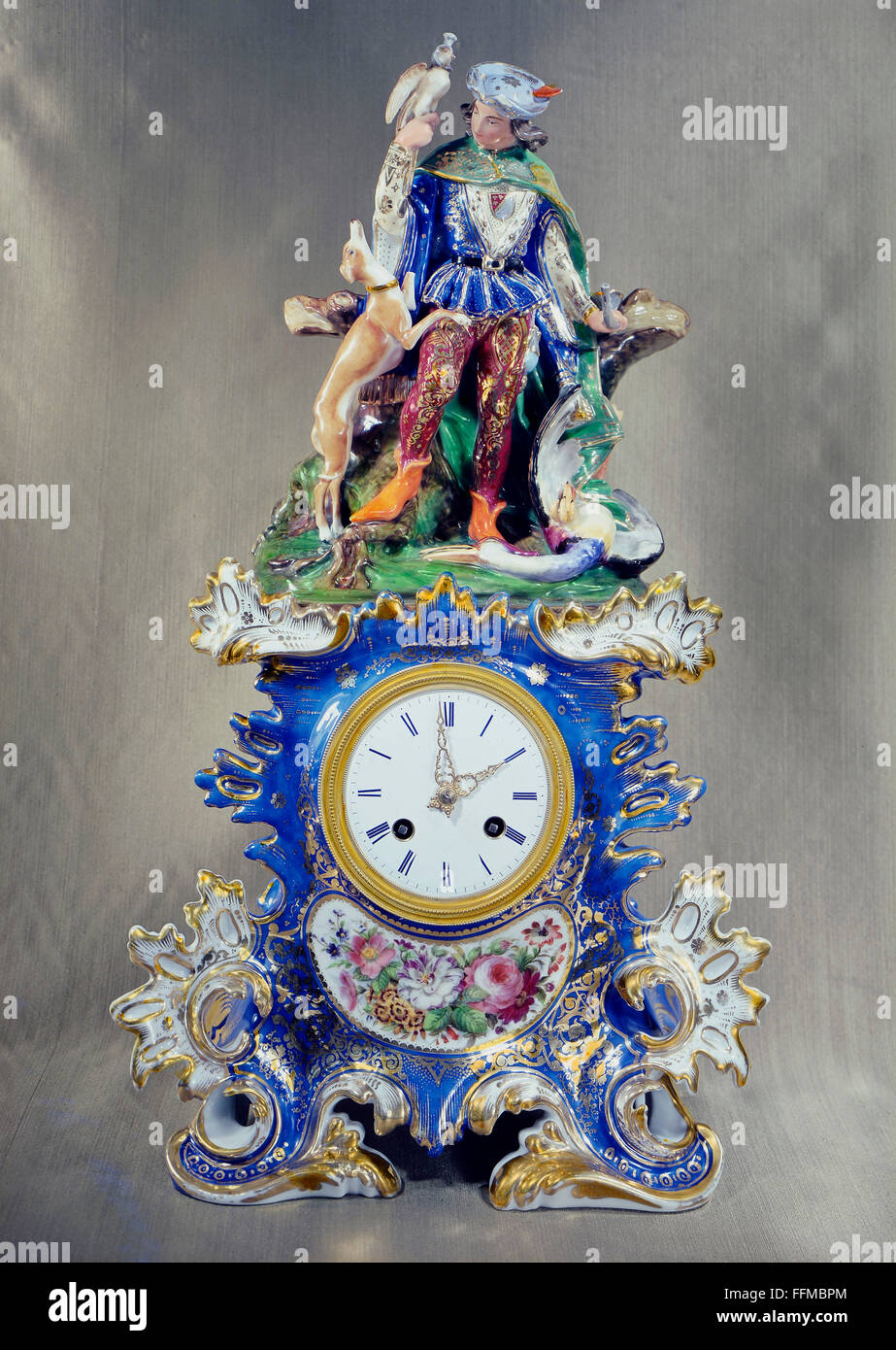 Uhren, Halteruhr, Falkner mit Jagdhund, Porzellan, bemalt, Sevres, Paris,  um 1860, Zusatzrechte-Clearences-nicht vorhanden Stockfotografie - Alamy