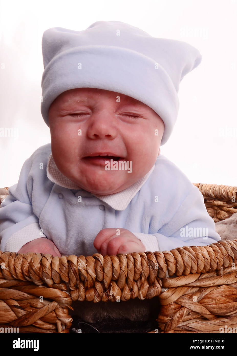 Unglückliches Baby schreien, Stress, umgekippt, Schrei nach Aufmerksamkeit, postnatale Depression Stockfoto