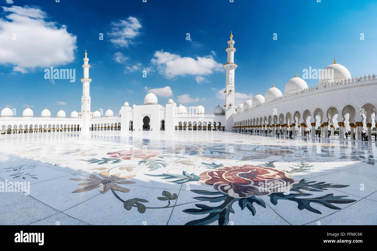 Hof der Sheikh Zayed Grand Moschee in Abu Dhabi, Vereinigte Arabische Emirate Stockfoto