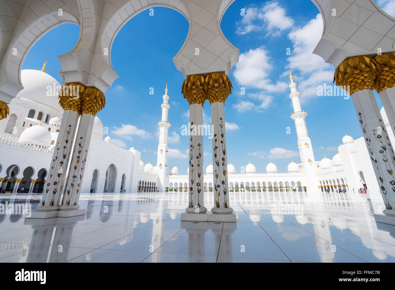 Hof der Sheikh Zayed Grand Moschee in Abu Dhabi, Vereinigte Arabische Emirate Stockfoto